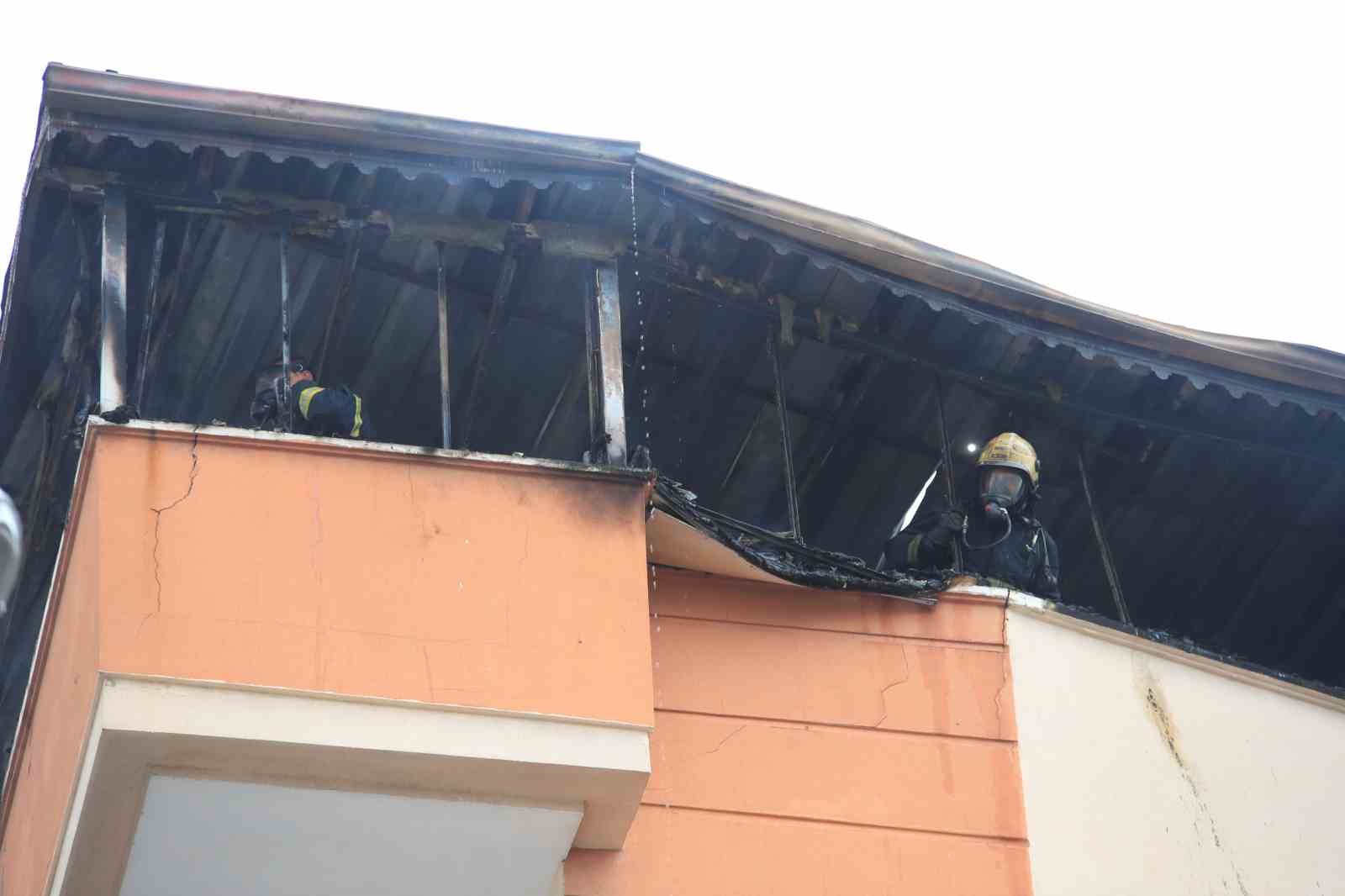ANTALYA’DA 5 KATLI BİR APARTMANIN EN KATINDA YANGIN ÇIKTI. YANGIN NEDENİYLE DUBLEKS DAİRENİN TERAS KATI KÜLE DÖNERKEN, YANGINI ÇIKARDIĞI İDDİA EDİLEN ŞÜPHELİ BİR KADIN POLİS MERKEZİNE GÖTÜRÜLDÜ