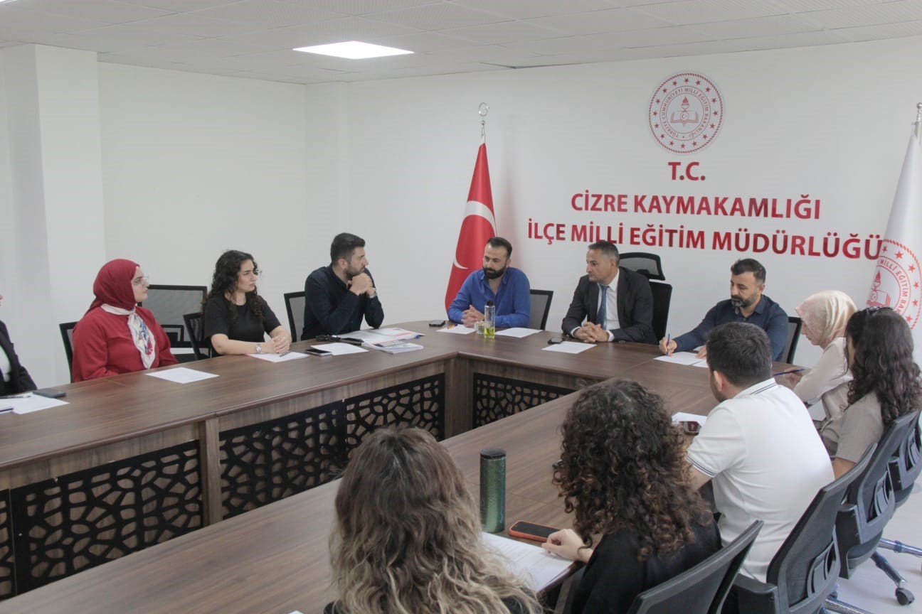 CİZRE'DE EĞİTİM KURUMLARINDA ÖĞRENCİLERİN RUHSAL VE SOSYAL GELİŞİMLERİNİ DESTEKLEMEK, OLASI KRİZ DURUMLARINA KARŞI HIZLI VE KOORDİNELİ MÜDAHALE SAĞLAMAK AMACIYLA PSİKOSOSYAL KORUMA VE KRİZ YÖNETİMİ TOPLANTISI DÜZENLENDİ.