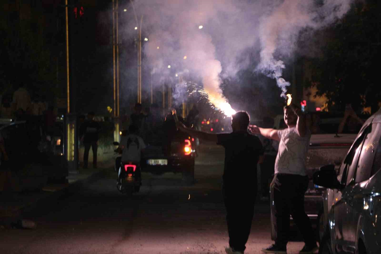TRENDYOL SÜPER LİG’İN 6. HAFTASINDA AMED SPORTİF FAALİYETLER’İN SAHASINDA BEŞİKTAŞ’I 3-2 MAĞLUP ETMESİ, DİYARBAKIR’IN YANI SIRA ŞIRNAK’IN CİZRE İLÇESİNDE DE SOKAKLARI PANAYIR ALANINA ÇEVİRDİ.
