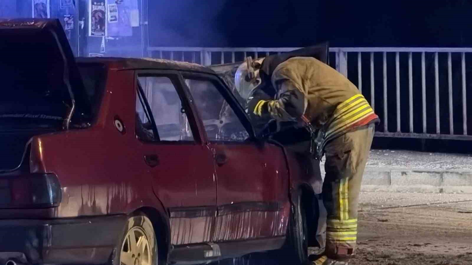 DÜZCE’DE İSTOP EDEN ARACINI YENİDEN ÇALIŞTIRMAK İSTEYEN SÜRÜCÜNÜN ARACI ALEV ALEV YANDI. OTOMOBİL KULLANILAMAZ HALE GELDİ.