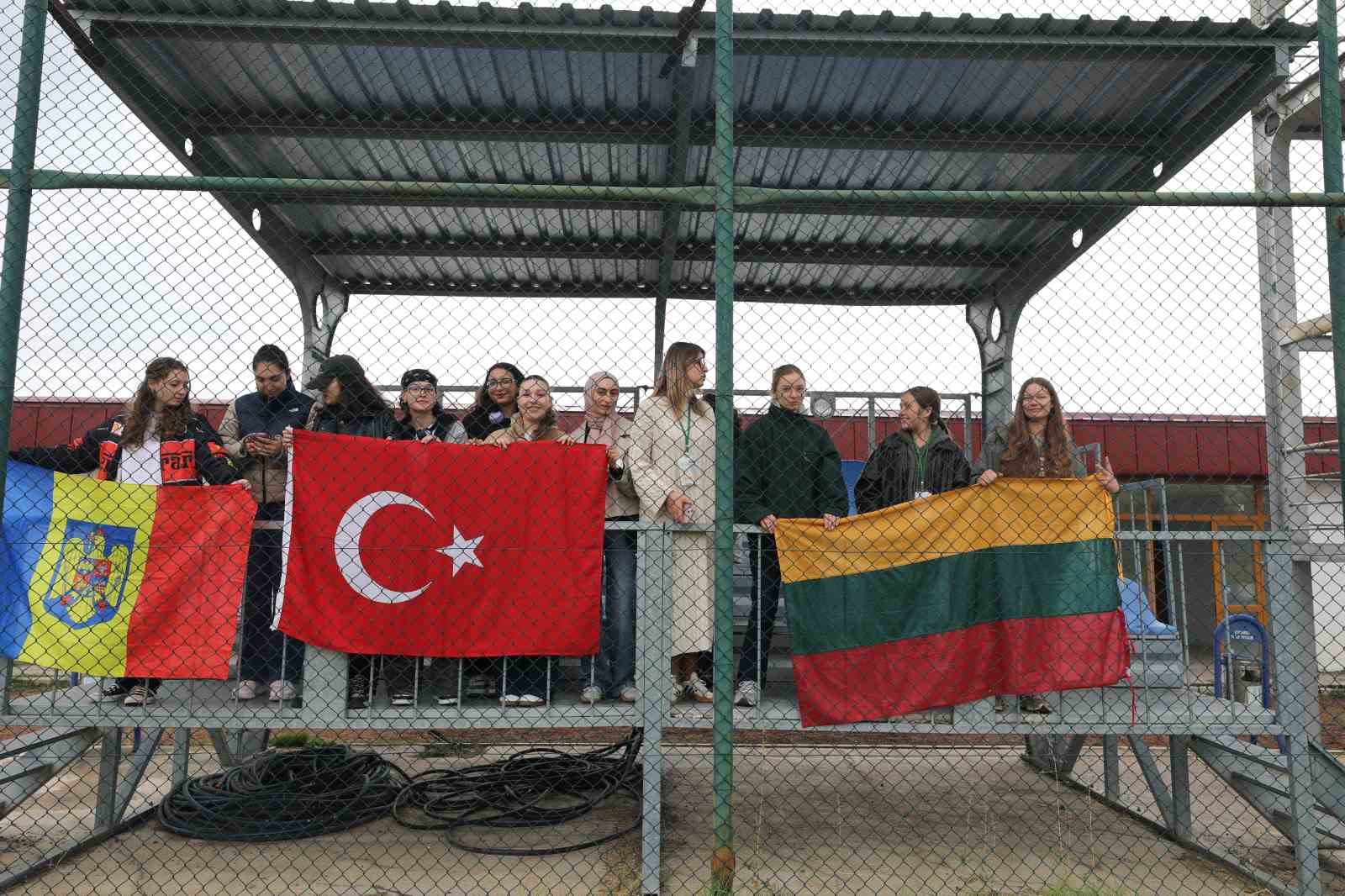 ERZURUM, ULUSLARARASI ANLAMLI BİR SPOR ETKİNLİĞİNE EV SAHİPLİĞİ YAPTI. EURODESK TÜRKİYE TEMAS NOKTASI VE ERZURUM BÜYÜKŞEHİR BELEDİYESİ ORTAKLIĞIYLA DÜZENLENEN DOSTLUK MAÇINDA TÜRKİYE KARMASI İLE AVRUPA KARMASI KARŞI KARŞIYA GELDİ. YEŞİL SAHADA KIYASIYA MÜCADELEYE SAHNE OLAN MÜSABAKA 2-2’LİK BERABERLİKLE SONUÇLANDI.