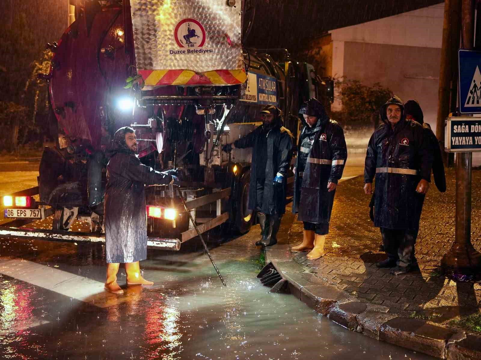 DÜZCE’DE ETKİLİ OLAN AŞIRI YAĞIŞLAR NEDENİYLE BELEDİYE EKİPLERİ 36 SAATTİR ARALIKSIZ ÇALIŞMALARINI SÜRDÜRÜYOR. DÜZCE BELEDİYESİ, 66 ARAÇ VE İŞ MAKİNESİ İLE 140 PERSONELİN SAHADA GÖREV YAPTIĞINI AÇIKLAYARAK VATANDAŞLARI SU BASKINI, ÇATI UÇMASI VE AĞAÇ DEVRİLMESİ RİSKLERİNE KARŞI UYARDI.