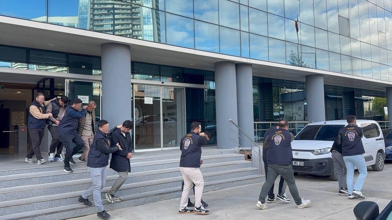 BURSA'DA VATANDAŞLARI BİLİŞİM SİSTEMLERİ ARACILIĞIYLA DOLANDIRDIKLARI BELİRLENEN ŞÜPHELİLERE YÖNELİK DÜZENLENEN OPERASYONDA 7 KİŞİ GÖZALTINA ALINDI. İSTANBUL, İZMİR VE HATAY'DA GERÇEKLEŞTİRİLEN EŞ ZAMANLI OPERASYONLARDA YAKALANAN ŞÜPHELİLERDEN 4'Ü TUTUKLANIRKEN, 3 KİŞİ HAKKINDA ADLİ KONTROL TEDBİRİ UYGULANDI.