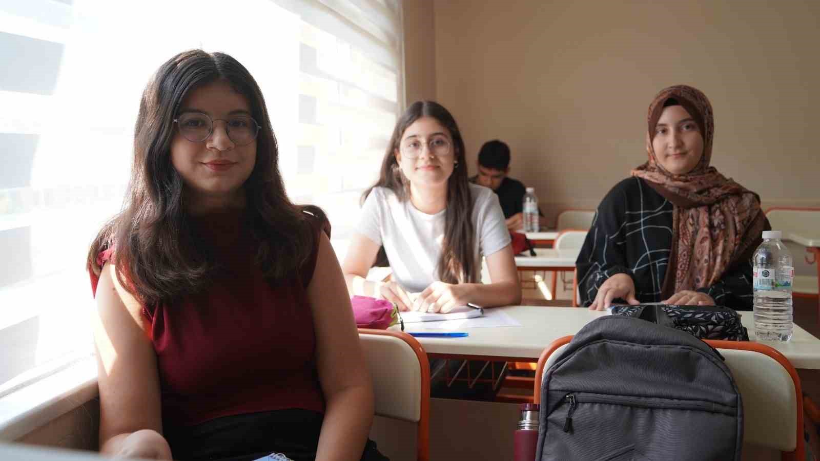 YUNUSEMRE BELEDİYESİ GENÇLİK VE EĞİTİM MERKEZLERİ (YEGEM), YENİ EĞİTİM-ÖĞRETİM DÖNEMİNDE DE ÖĞRENCİLERİN AKADEMİK BAŞARILARINA KATKI SUNMAYA HAZIRLANIYOR. 5. SINIFTAN MEZUN GRUPLARA KADAR GENİŞ BİR YELPAZEDE KURS DESTEĞİ VEREN MERKEZDE, YENİ DÖNEM KAYITLARI İÇİN SON BAŞVURU TARİHİNİN 30 EYLÜL 2026 OLDUĞU BİLDİRİLDİ.