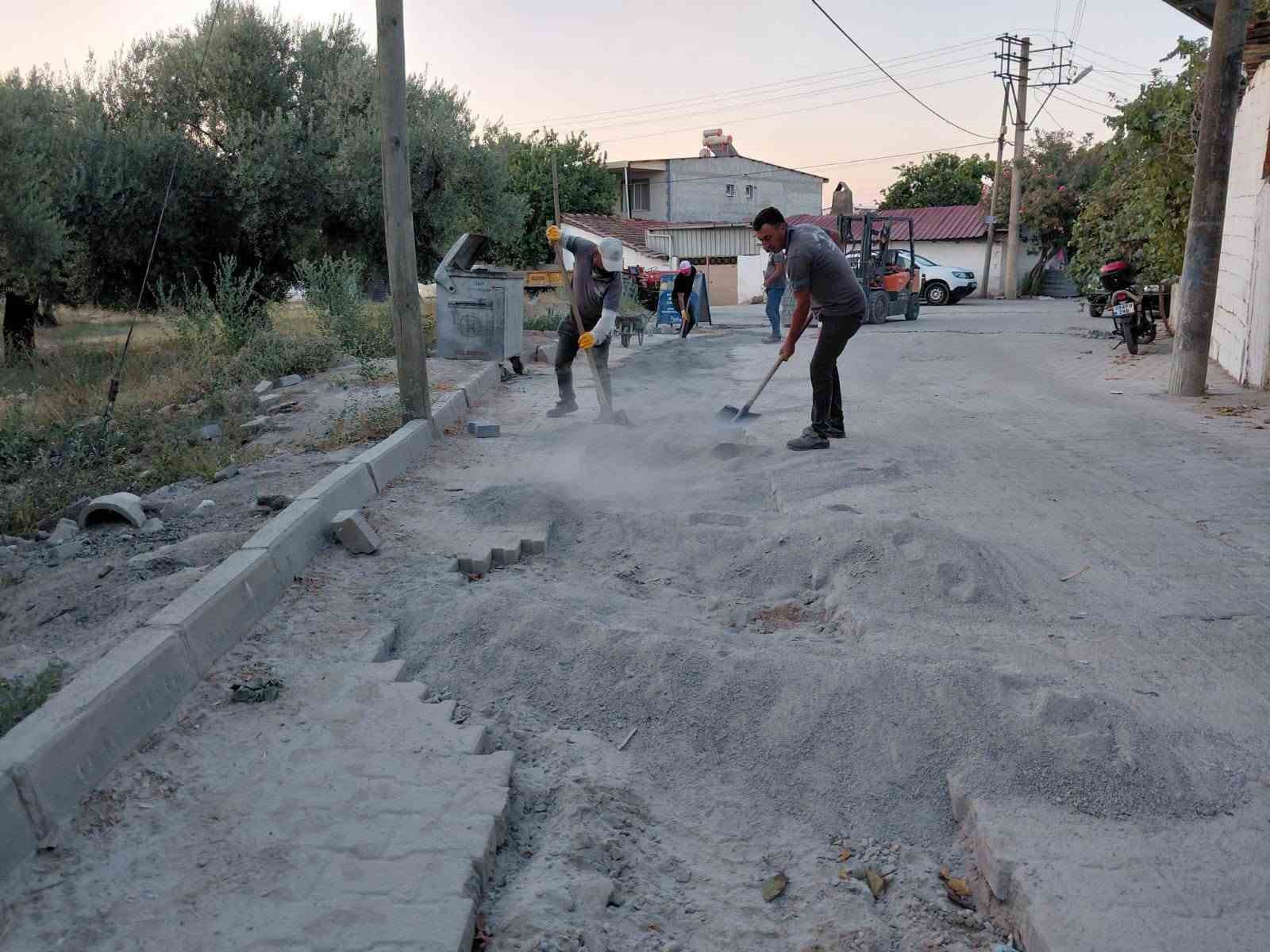 AYDIN’IN GERMENCİK İLÇESİNDE BELEDİYE EKİPLERİNİN YOL BAKIM, ONARIM VE DÜZENLEME ÇALIŞMALARI DEVAM EDİYOR. FEN İŞLERİ MÜDÜRLÜĞÜ EKİPLERİ, MESUDİYE VE İSTASYON MAHALLELERİNDE FARKLI NOKTALARDA ÇALIŞMA GERÇEKLEŞTİRİYOR.