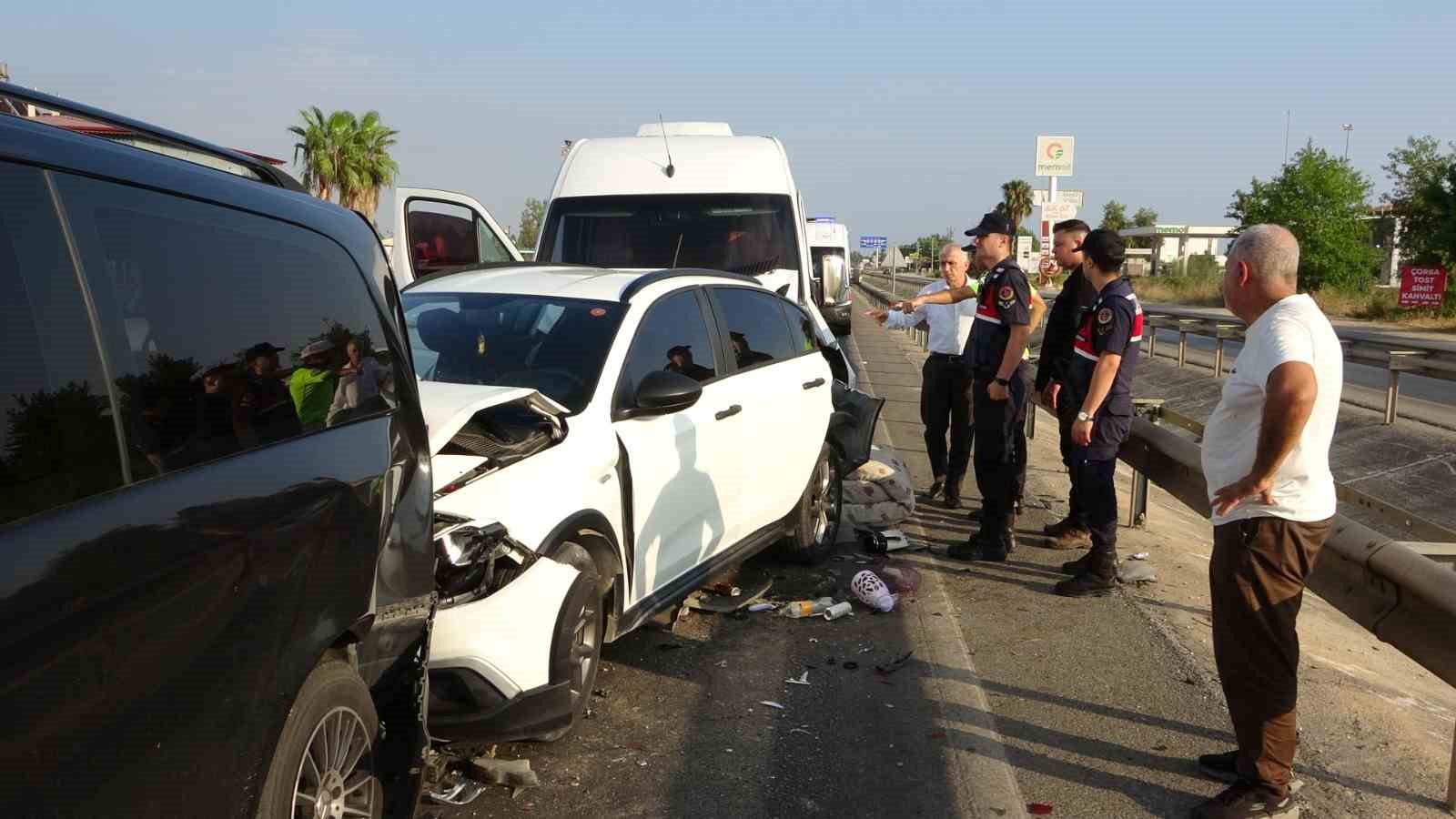 ANTALYA'NIN MANAVGAT İLÇESİNDE 3'Ü TUR ARACI OLMAK ÜZERE 6 ARACIN KARIŞTIĞI ZİNCİRLEME TRAFİK KAZASINDA ARALARINDA YABANCI UYRUKLU TURİSTLERİN DE BULUNDUĞU 17 KİŞİ YARALANDI.