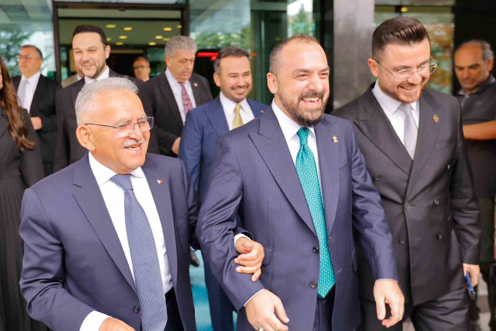 KAYSERİ BÜYÜKŞEHİR BELEDİYE BAŞKANI DR. MEMDUH BÜYÜKKILIÇ, TÜRKİYE YÜZYILI BULUŞMALARI KAPSAMINDA KENTE GELEN AK PARTİ GENEL BAŞKAN YARDIMCISI, TANITIM VE MEDYA BAŞKANI FARUK ACAR’I MAKAMINDA AĞIRLADI.