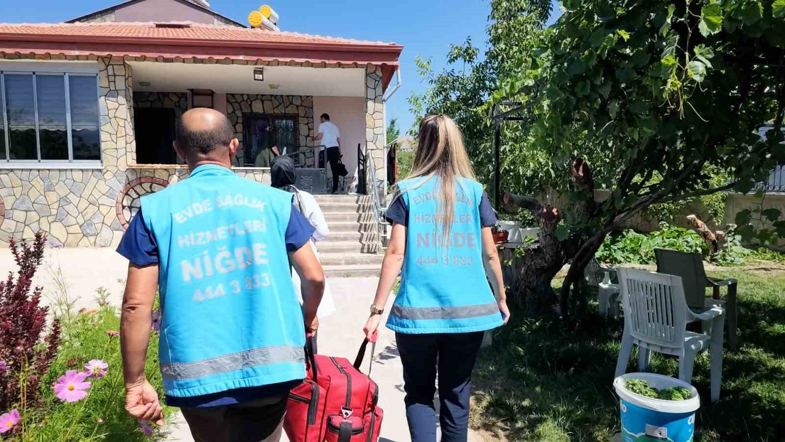 NİĞDE’DE EVDEN ÇIKAMAYAN HASTALAR SAĞLIK HİZMETİNE EVİNDE ULAŞIYOR