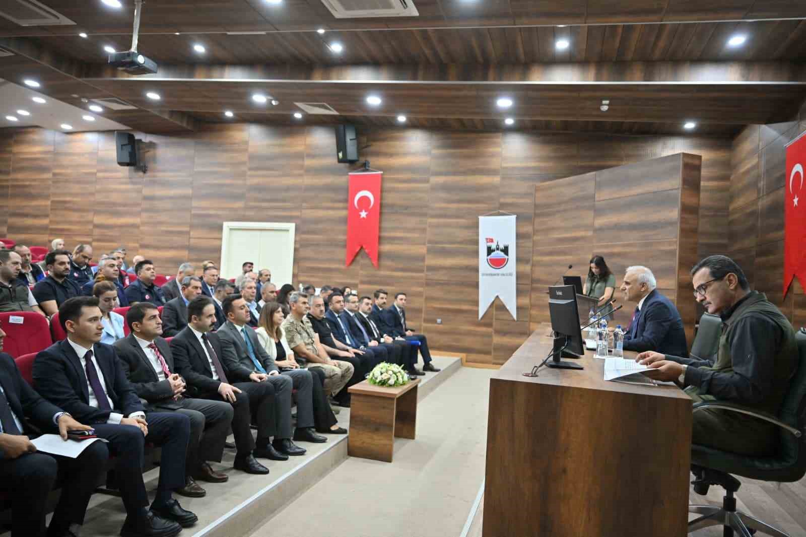 DİYARBAKIR'DA İL HAYVANLARI KORUMA KURULU TOPLANTISI, VALİ MURAT ZORLUOĞLU BAŞKANLIĞINDA YAPILDI