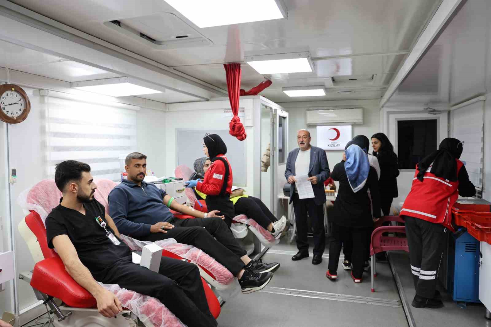 ELAZIĞ MEDİLİNES HASTANESİ VE TÜRK KIZILAYI İŞ BİRLİĞİYLE KIZILAY HAFTASI KAPSAMINDA DÜZENLENEN ETKİNLİKTE, HASTANE PERSONELİ VE GÖNÜLLÜ VATANDAŞLAR ACİL TIBBİ İHTİYAÇLAR İLE STOK SÜREKLİLİĞİNE DESTEK OLMAK AMACIYLA KAN BAĞIŞINDA BULUNDU