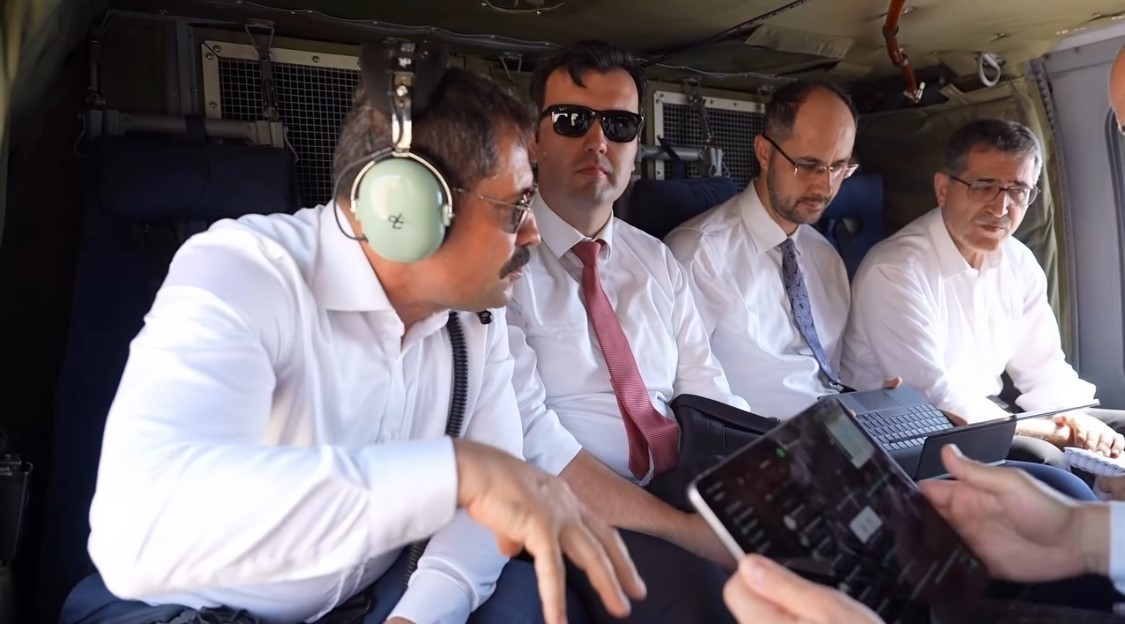 CUMHURBAŞKANLIĞI STRATEJİ VE BÜTÇE BAŞKANI İBRAHİM ŞENEL, HATAY VALİSİ MUSTAFA MASATLI VE BERABERİNDEKİ HEYET, HATAY’DAKİ YENİDEN İNŞA ÇALIŞMALARINI HAVADAN VE KARADAN İNCELEDİ.