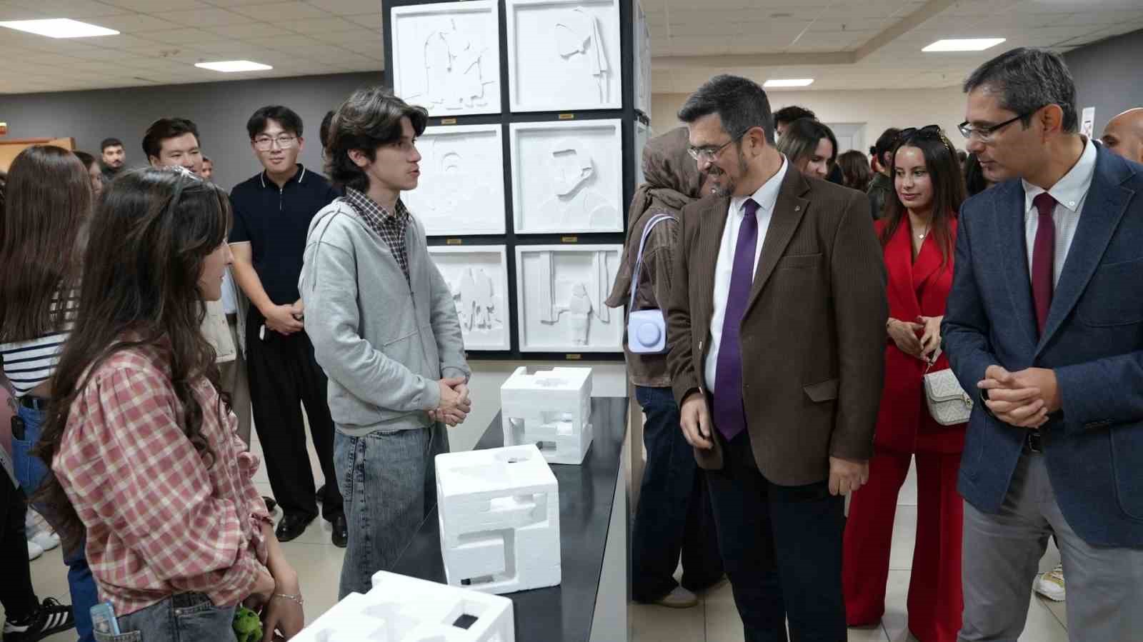 KARABÜK ÜNİVERSİTESİNDE ENDÜSTRİYEL TASARIM BÖLÜMÜ ÖĞRENCİLERİNİN 2025-2026 EĞİTİM-ÖĞRETİM YILINDA HAZIRLADIĞI TASARIM ÇALIŞMALARI SERGİDE ZİYARETÇİLERLE BULUŞTU.