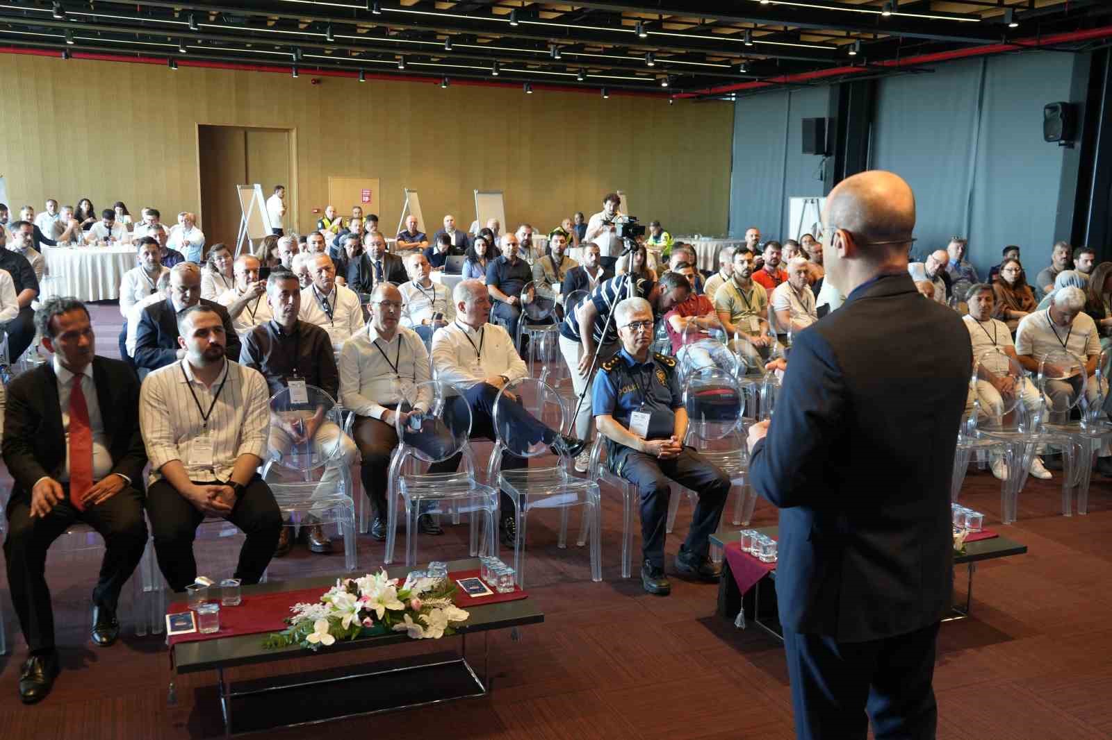 YILDIZ TEKNİK ÜNİVERSİTESİ ENDÜSTRİ MÜHENDİSLİĞİ BÖLÜMÜ ÖĞR. ÜYESİ PROF. DR. UMUT RIFAT TUZKAYA, ENTEGRE ULAŞIM SİSTEMLERİ İLE ALAKALI SUNUM GERÇEKLEŞTİRDİ.
