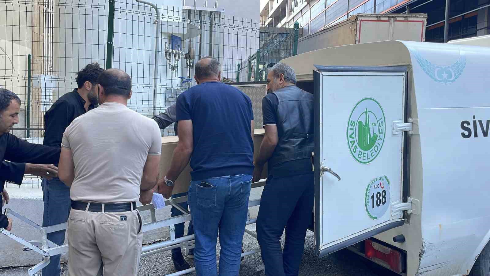 SİVAS’TA KENE TUTUNMASININ ARDINDAN RAHATSIZLANAN VE KIRIM KONGO KANAMALI ATEŞİ (KKKA) HASTALIĞI ŞÜPHESİYLE TEDAVİ ALTINA ALINAN 32 YAŞINDAKİ BİR VATNDAŞ YAŞAMINI YİTİRDİ.