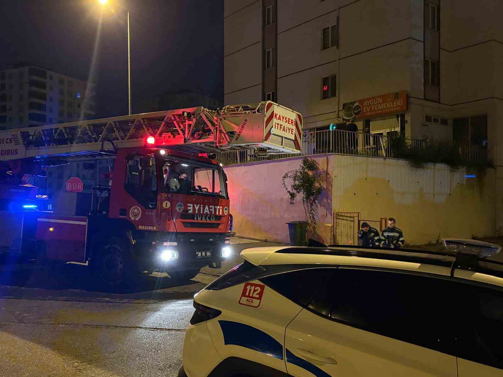 KAYSERİ’NİN TALAS İLÇESİNDE 10 KATLI BİR BİNANIN ZEMİN KATINDAN YÜKSELEN DUMAN, PANİĞE NEDEN OLDU. DUMANIN BİNANIN ELEKTRİK AKSAMINDA OLUŞAN BİR ARIZA NEDENİYLE OLUŞTUĞU DEĞERLENDİRİLİRKEN, DUMANLARIN TAHLİYE EDİLMESİNİN ARDINDAN VATANDAŞLAR YENİDEN EVLERİNE ALINDI.
