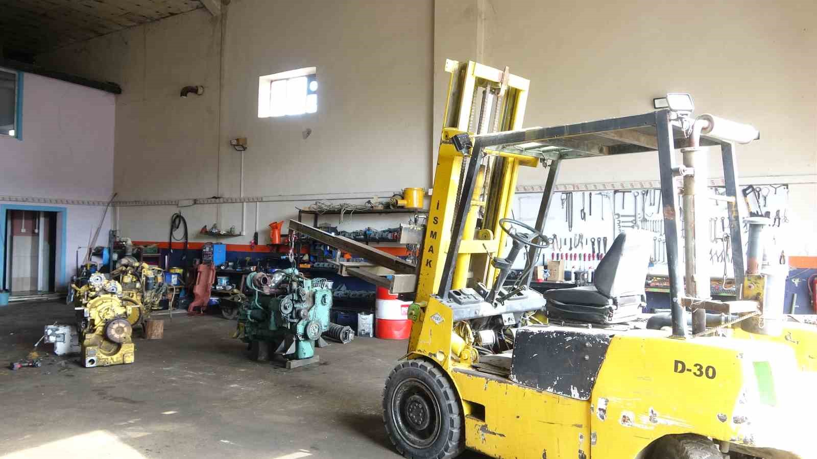 MESLEĞE 10 YAŞINDA BAŞLAYAN VE YILLARINI İŞ MAKİNELERİNİN TAMİRİNE ADAYAN AHMET MERAL, HİDROLİK, MOTOR, ŞANZIMAN VE DİFERANSİYEL SİSTEMLERİNİN KOMPLE REVİZYONUNU YAPIYOR.
