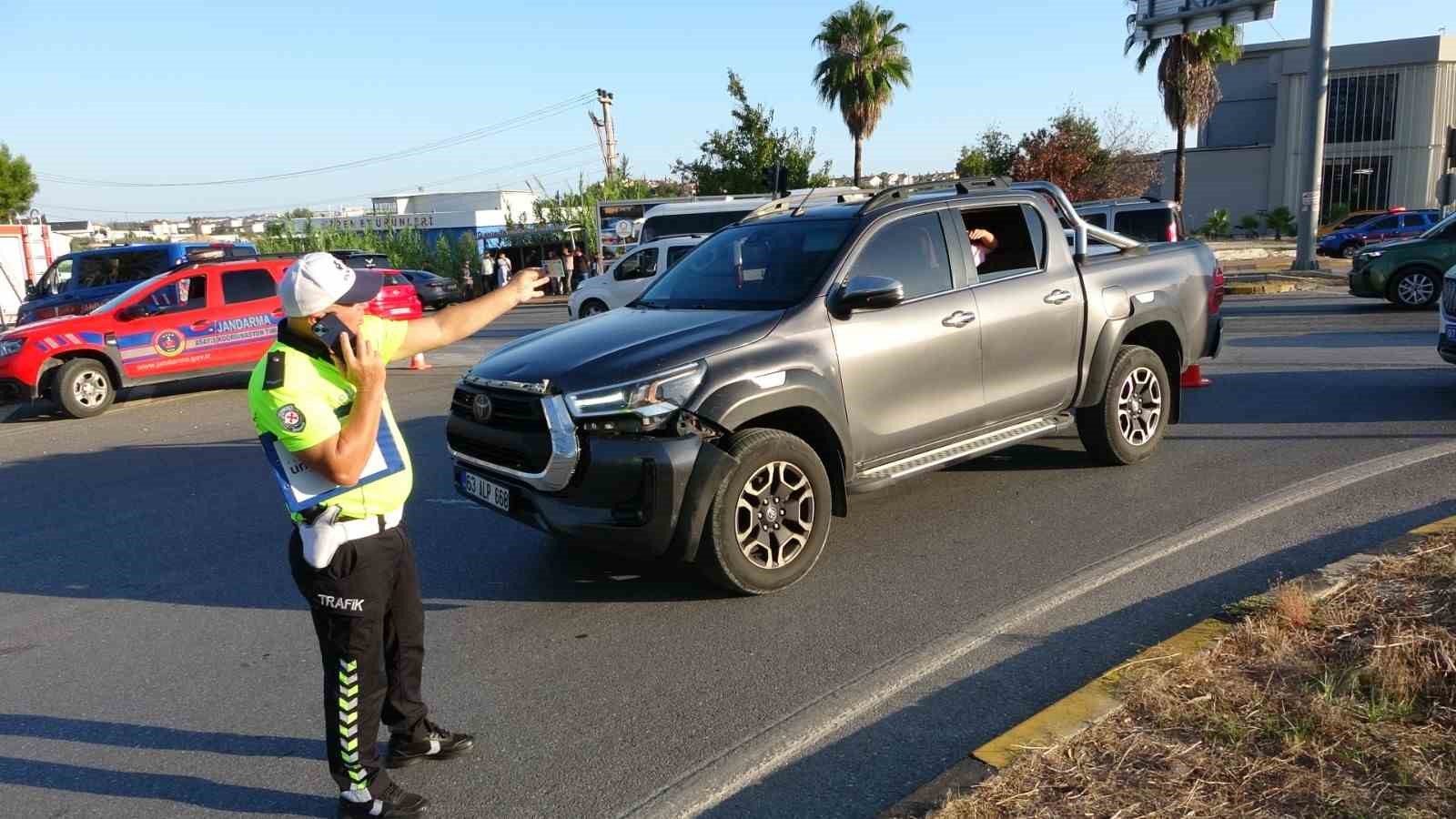 ANTALYA'NIN MANAVGAT İLÇESİNDE TUR MİNİBÜSÜ, OTOMOBİL VE KAMYONETİN ÇARPIŞMASI SONUCU MEYDANA GELEN KAZADA ARALARINDA TURİSTLERİN DE BULUNDUĞU 15 KİŞİ YARALANDI.