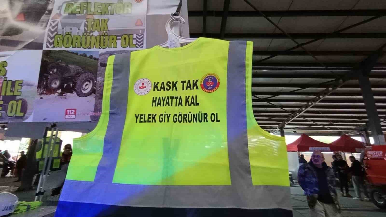 DENİZLİ’NİN ÇİVRİL İLÇESİNDE DÜZENLENEN 4. TARIM VE HAYVANCILIK FUARI’NDA, TRAFİK GÜVENLİĞİNE DİKKAT ÇEKMEK AMACIYLA VATANDAŞLARA REFLEKTÖRLÜ YELEK HEDİYE EDİLDİ.