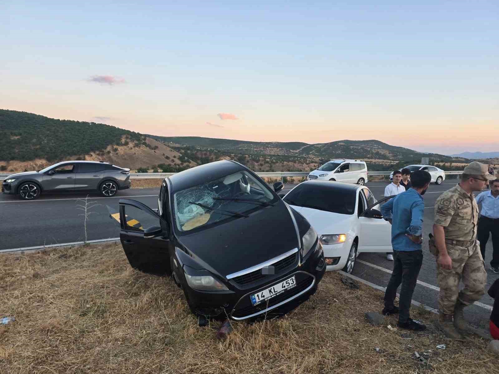 BİNGÖL’DE MEYDANA GELEN TRAFİK KAZASINDA 3 KİŞİ YARALANDI.