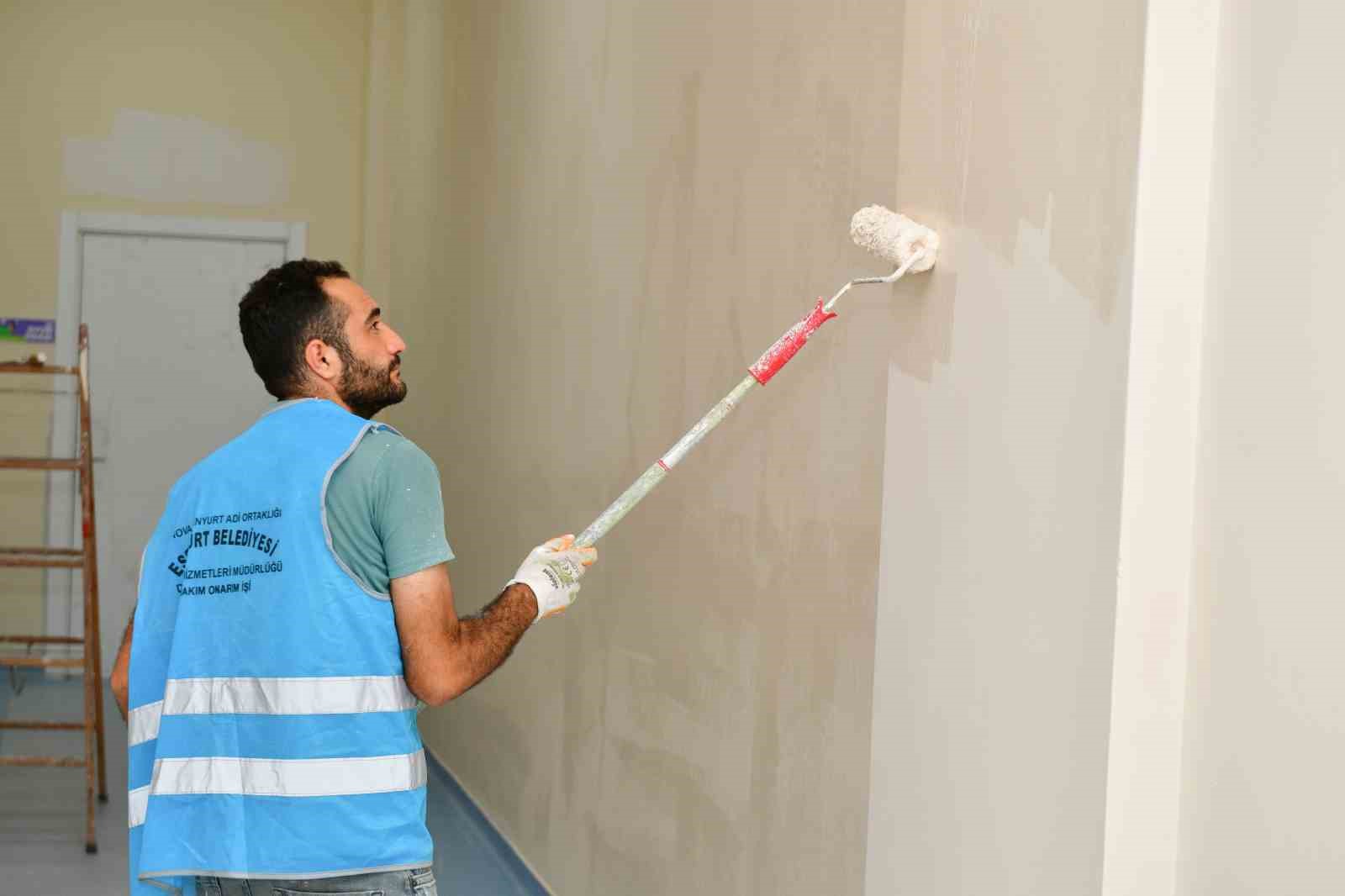 BU KAPSAMDA 14 KAPALI SPOR SALONU VE HALI SAHA İLE 7 OKUL VE 12 BELEDİYE KREŞİNDE BOYA, BAKIM VE TADİLAT ÇALIŞMALARI GERÇEKLEŞTİRİLİYOR.