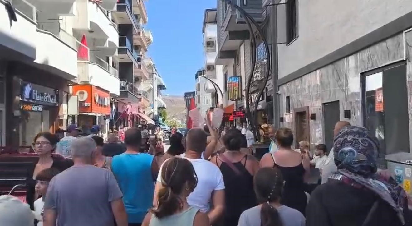 BALIKESİR'İN MARMARA İLÇESİNE BAĞLI AVŞA ADASI'NDA UZUN SÜREDİR YAŞANAN SU SIKINTISI VATANDAŞLARI SOKAĞA DÖKTÜ. ADA SAKİNLERİ, YAKLAŞIK 3 YILDIR ÖZELLİKLE YAZ AYLARINDA YAŞANAN SU SORUNUNA TEPKİ GÖSTERMEK AMACIYLA PROTESTO DÜZENLEDİ.