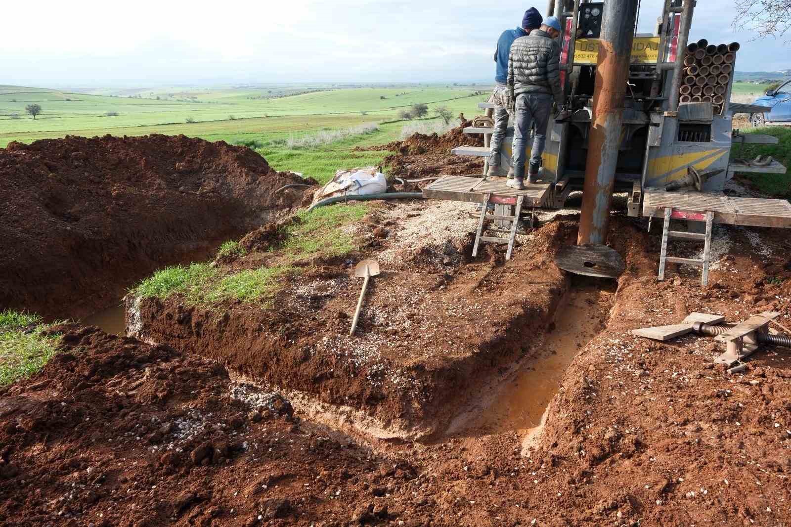 KARABİGA BELEDİYE BAŞKANI AHMET ELBİ, KARABİGA BELDESİNDE KÖY VE MAHALLE MUHTARLARIYLA BİR ARAYA GELDİĞİ TOPLANTIDA, KARABİGA'YA 7 YILDA YAPILAN YATIRIMLARI VE DEVAM EDEN ÇALIŞMALARI ANLATTI. (ARŞİV FOTO)