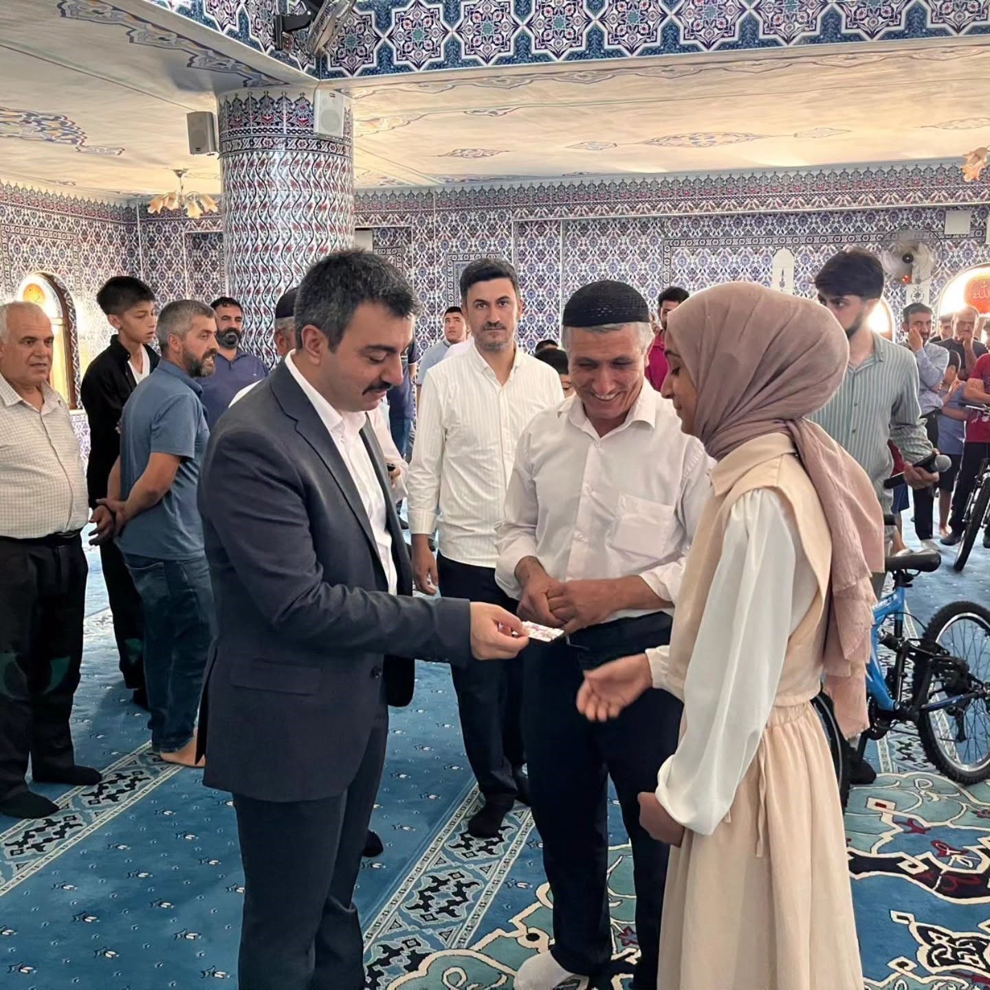 200'Ü AŞKIN ÖĞRENCİNİN KATILDIĞI BİLGİ YARIŞMASINDA VE FUTBOL TURNUVASINDA DERECEYE GİREN BAŞARILI ÖĞRENCİLER, ÖDÜLLERİNİ DİCLE KAYMAKAMI MUSTAFA ATIŞ, DİCLE İLÇE MÜFTÜ VEKİLİ ABDURRAHMAN ALAS VE DİN GÖREVLİSİ HOCALARIN ELİNDEN ALDI.