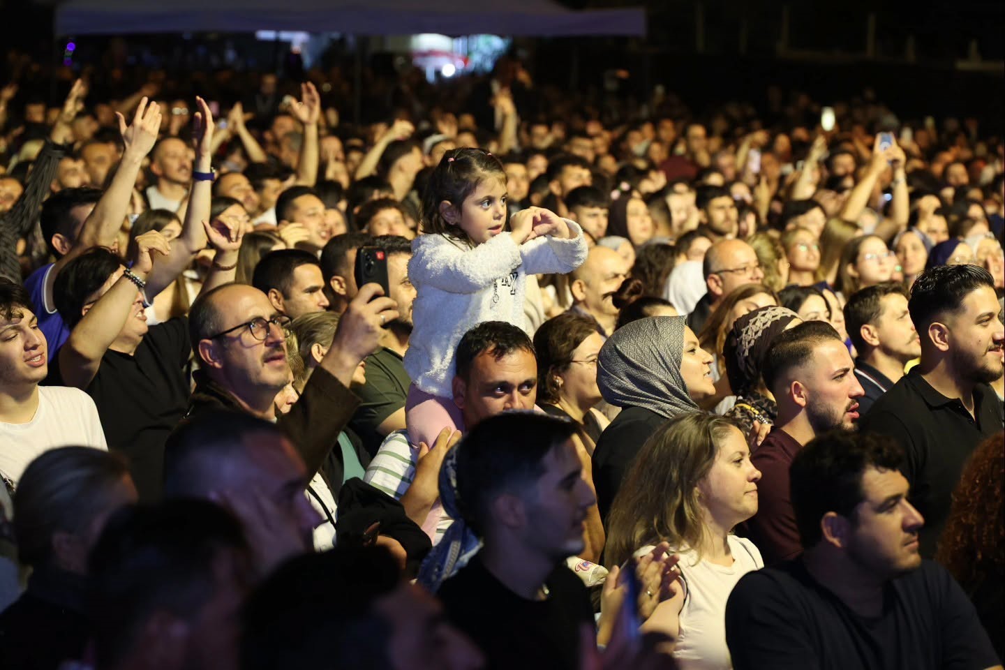 TAVAS BELEDİYESİ TARAFINDAN DÜZENLENEN TAVAS ZEYBEK, KÜLTÜR VE SANAT FESTİVALİ’NDE SAHNE ALAN MERVE ÖZBEY, BİNLERCE VATANDAŞA UNUTULMAZ BİR GECE YAŞATTI.