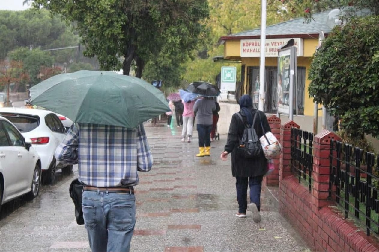 AYDIN'DA AKŞAM SAATLERİNDE BAŞLAYAN SAĞANAK YAĞIŞ ARALIKLARLA ETKİLİ OLURKEN, HAZIRLIKSIZ YAKALANAN BAZI VATANDAŞLAR DA KENDİ İMKANLARIYLA YAĞMURDAN KORUNMAYA ÇALIŞTI.