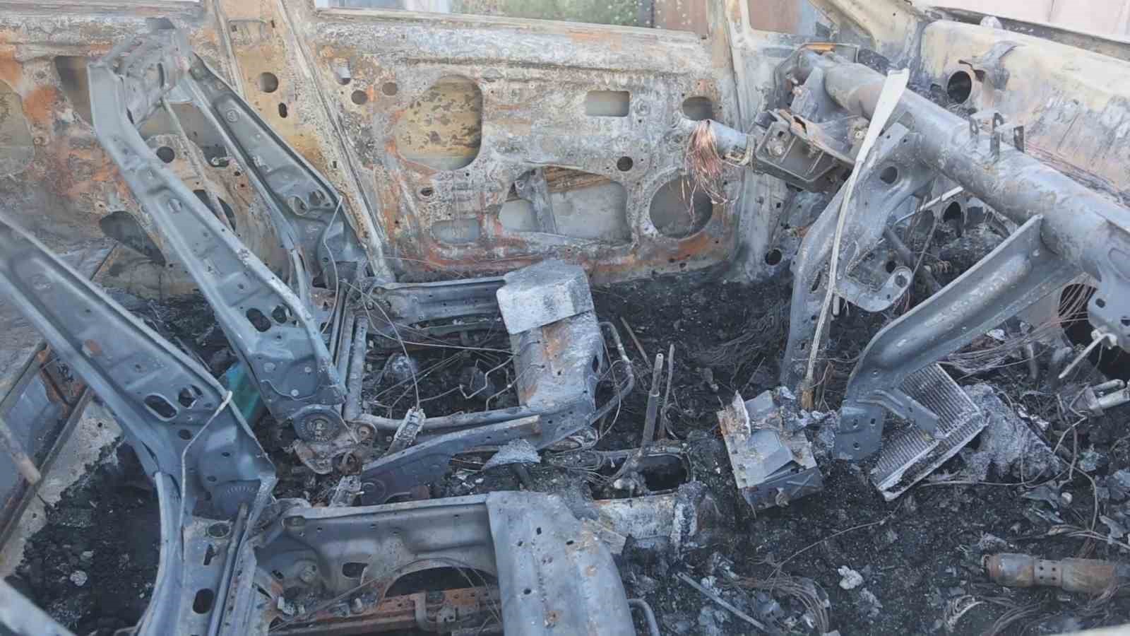 HATAY'IN ANTAKYA İLÇESİNDE KONTEYNER KENTTE PARK HALİNDEKİ OTOMOBİL GECE SAATLERİNDE YANARAK KULLANILAMAZ HALE GELDİ. ARACIN CAMININ KIRILDIĞINI VE KISA DEVRE YAPTIRILARAK ÇALIŞTIRILMAYA ÇALIŞILDIĞINI ÖNE SÜREN DEPREMZEDE ARAÇ SAHİBİ YAHYA BOYACI, OTOMOBİLİNİN KUNDAKLANDIĞINI İDDİA EDEREK SUÇLUNUN BULUNMASINI İSTEDİĞİNİ SÖYLEDİ.