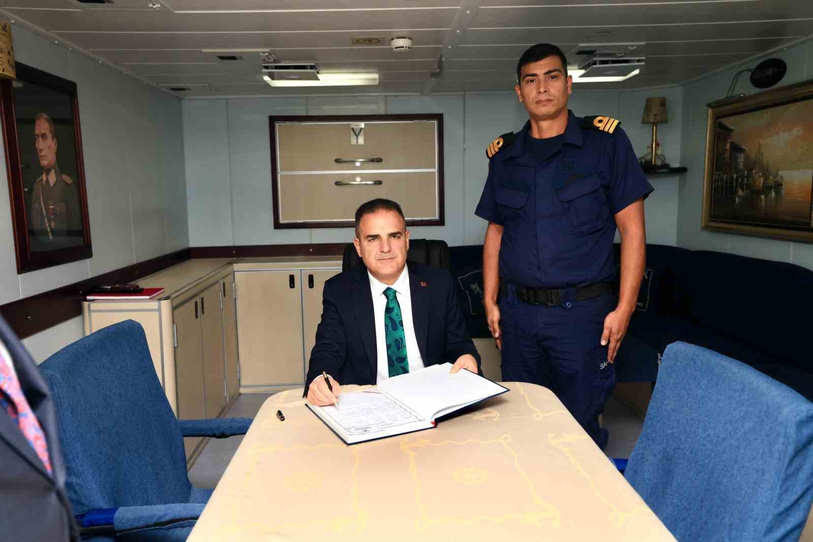 MUĞLA VALİSİ DR. İDRİS AKBIYIK, SAHİL GÜVENLİK KOMUTANLIĞI BÜNYESİNDE GÖREV YAPAN TCSG UMUT GEMİSİNİ ZİYARET EDEREK İNCELEMELERDE BULUNDU.