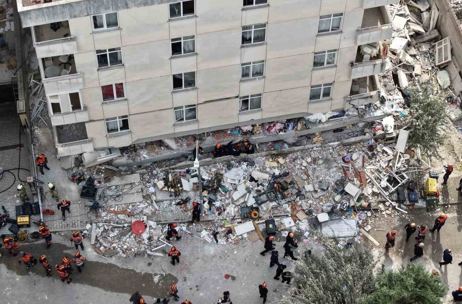 MALTEPE’DE 7 KATLI BİR BİNANIN ZEMİN ÜSTÜ 3 KATI ÇÖKTÜ