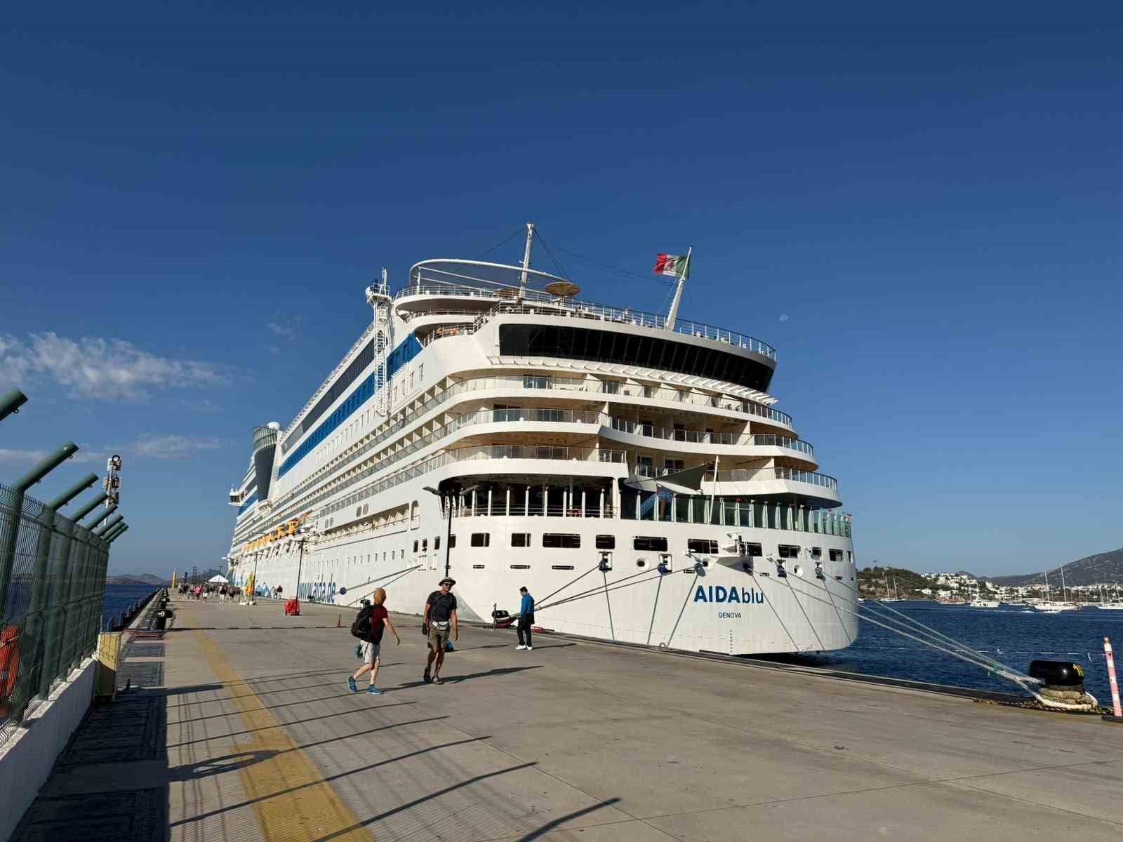 İTALYA BAYRAKLI "AIDABLU" ADLI KRUVAZİYER, 2 BİN 243 YOLCUSUYLA BODRUM’A GELDİ.