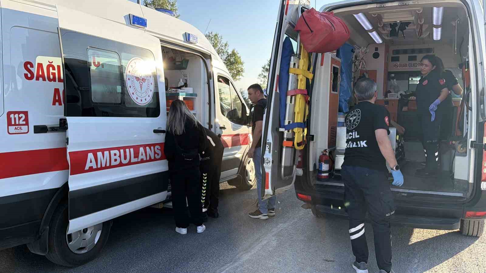 BOLU’DA, D-100 KARA YOLUNDA MOTOSİKLET İLE OTOMOBİLİN ÇARPIŞTIĞI KAZADA 2 KİŞİ YARALANDI.