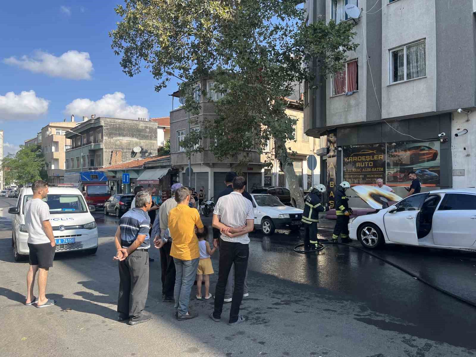 ÇORLU’DA KORKU DOLU ANLAR: PARK HALİNDEKİ ARAÇ BİR ANDA ALEV ALDI