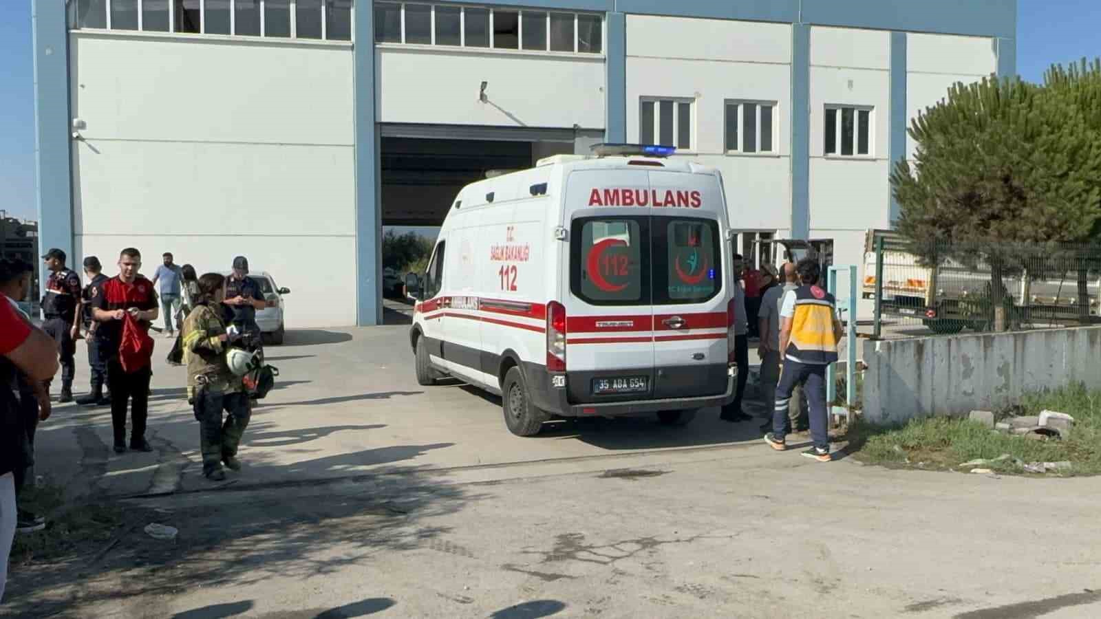 İZMİR'İN TORBALI İLÇESİNDE METAL TOZLARI ÜRETİMİ YAPAN BİR FABRİKADA DEV KAZANIN PATLAMASI SONUZU MEYDANA GELEN İŞ KAZASINDA 2'Sİ AĞIR 3 KİŞİ YARALANDI. İŞÇİLER, FABRİKAYA GELEN AMBULANSLARLA HASTANEYE KALDIRILDI.