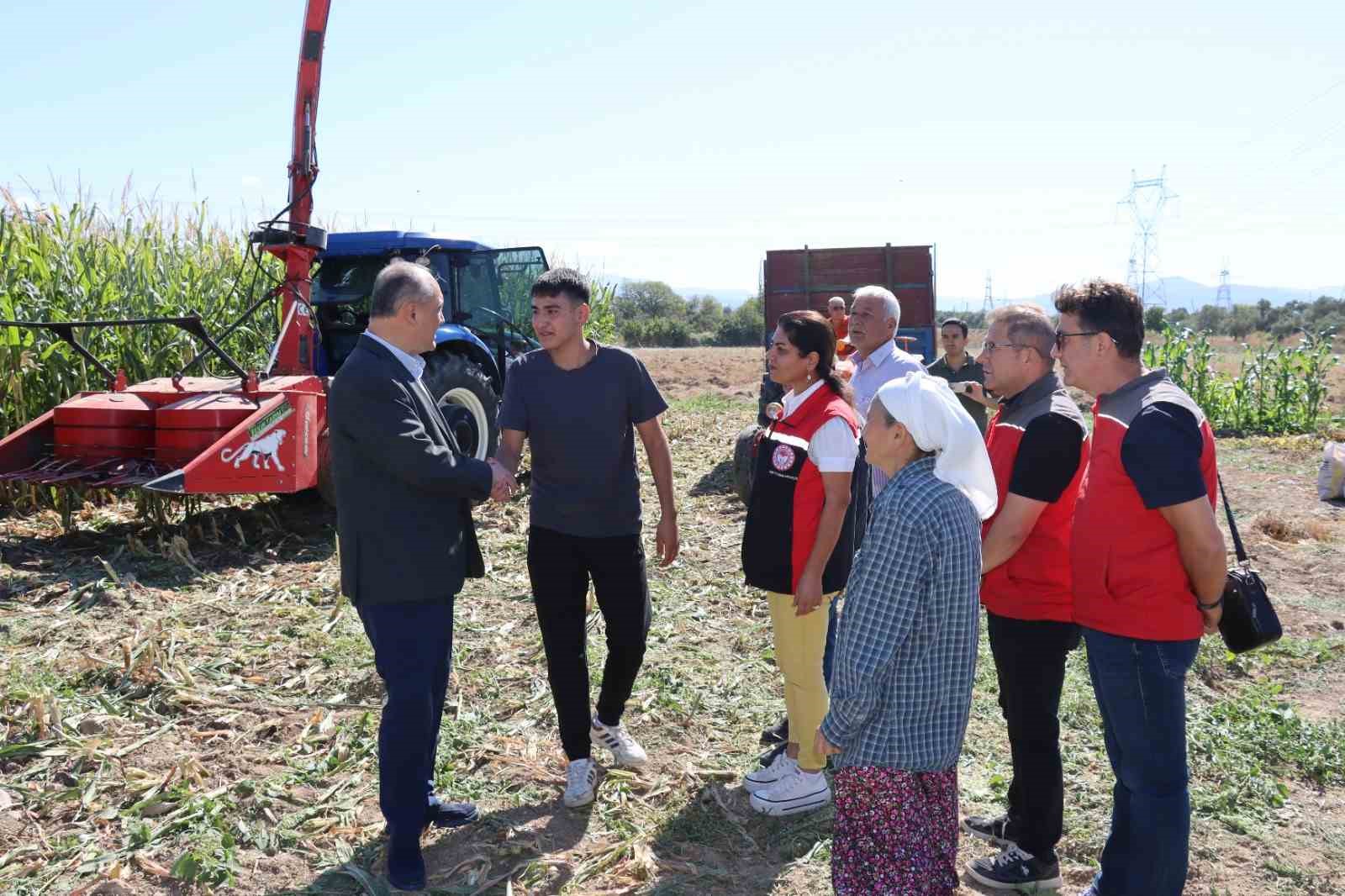 MUĞLA’NIN YATAĞAN İLÇESİNDE TARIMSAL ÜRETİME DİKKAT ÇEKMEK VE ÜRETİCİLERİN EMEĞİNİ TAÇLANDIRMAK AMACIYLA HASAT ŞENLİĞİ GERÇEKLEŞTİRİLDİ. YENİ MAHALLE VE YENİKÖY MAHALLELERİNDE DÜZENLENEN ETKİNLİKTE, ÜRETİCİLER VE İLÇE PROTOKOLÜ BİR ARAYA GELDİ.