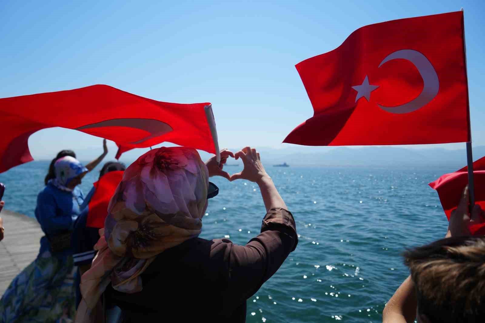 TEKNOFEST MAVİ VATAN ETKİNLİKLERİ ÖNCESİ TÜRK DONANMASININ İZMİT KÖRFEZİ'NDEKİ SELAMLAMA GEÇİŞİ COŞKUYLA İZLENDİ.