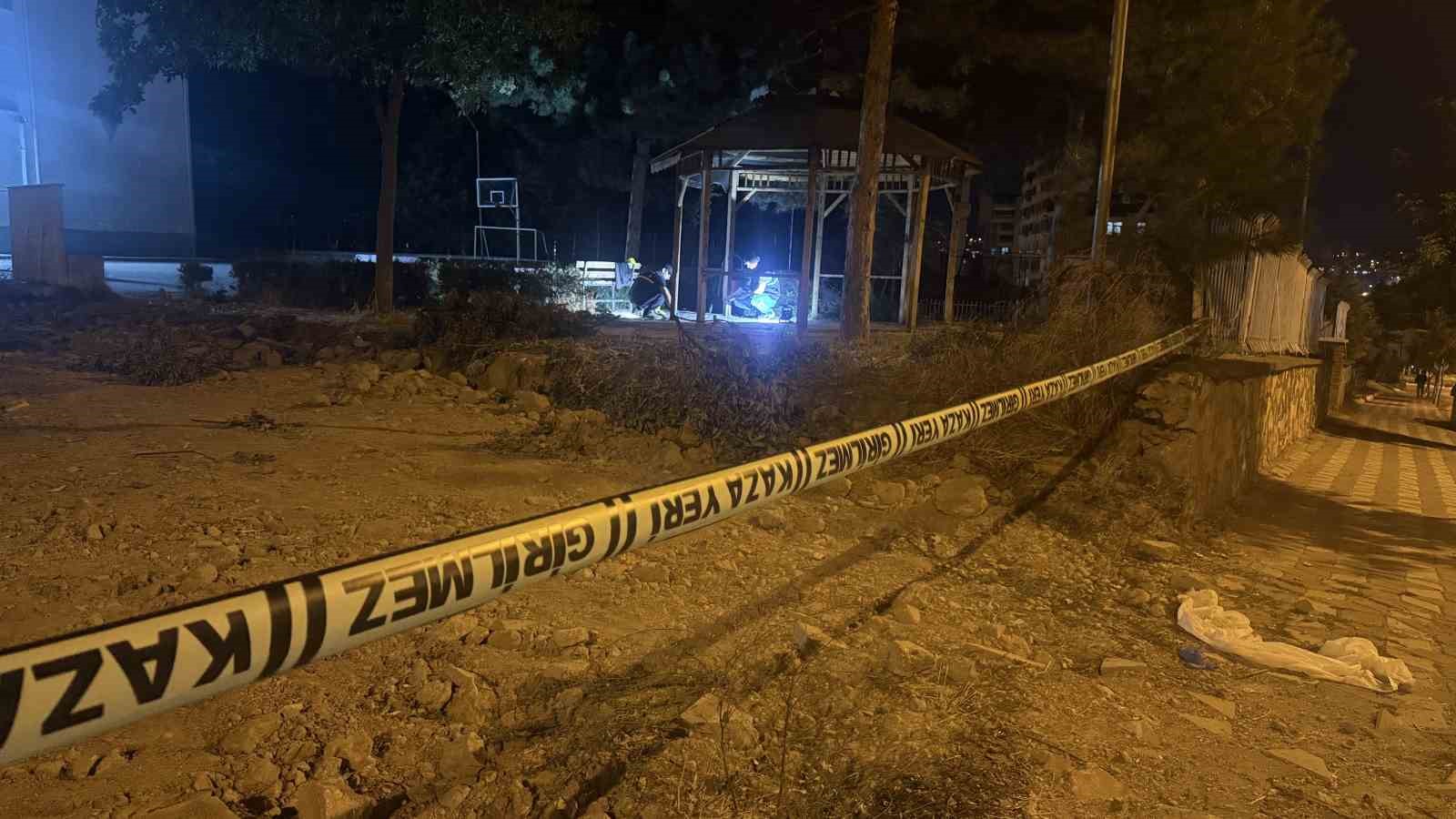 TOKAT’TA OKUL BAHÇESİNDE İKİ GRUP ARASINDA ÇIKAN KAVGADA 1 KİŞİ 3 YERİNDEN BIÇAKLANARAK AĞIR YARALANDI.