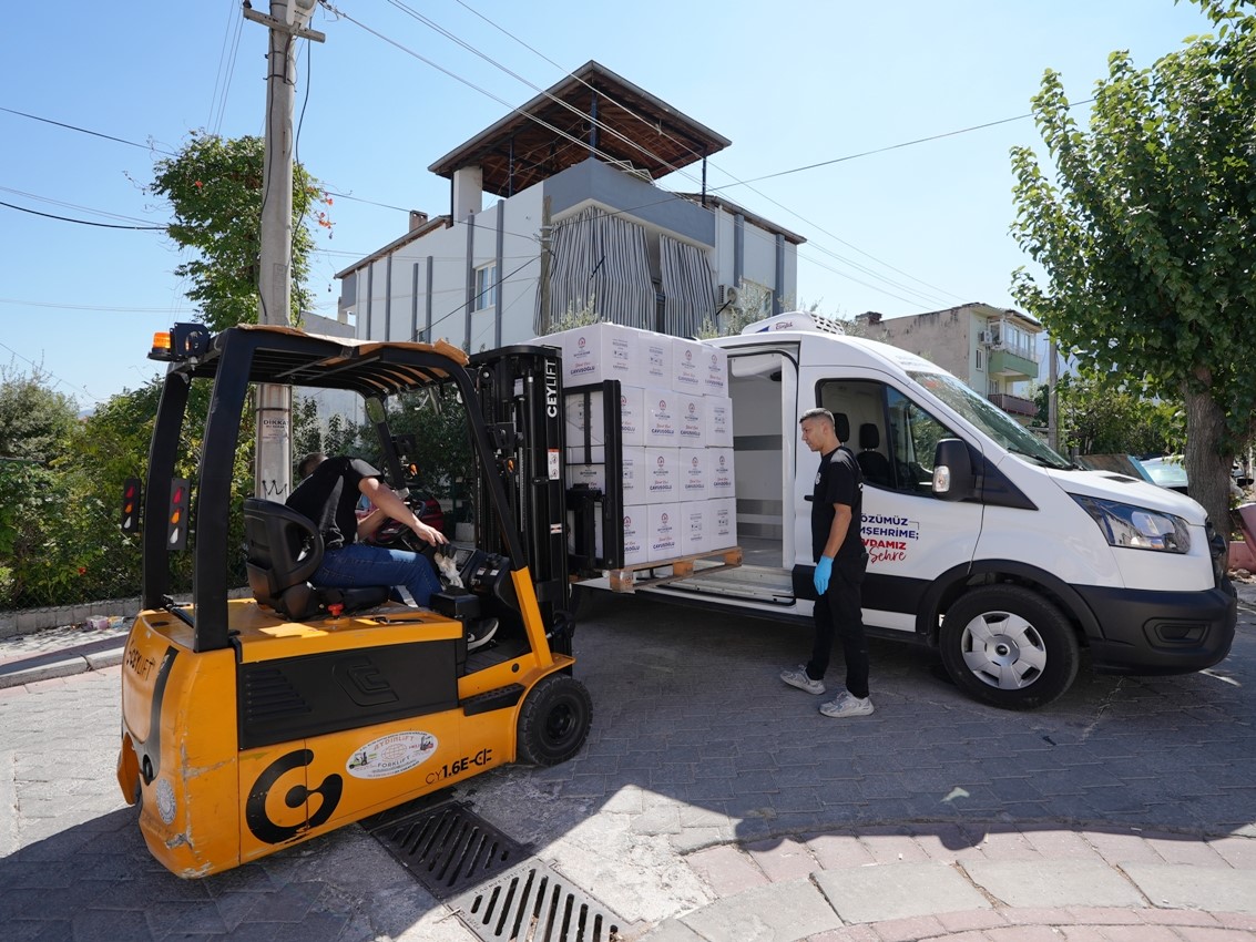 DENİZLİ BÜYÜKŞEHİR BELEDİYESİ’NİN TÜRKİYE’YE ÖRNEK OLAN "ÇAVUŞOĞLU MODELİ" BESLENME DESTEĞİ PROJESİ, 4 YILLIK HEDEFİNİ YAKLAŞIK 1,5 YILDA AŞARAK 12 BİN 600 ÖĞRENCİYE ULAŞTI. BAŞKAN BÜLENT NURİ ÇAVUŞOĞLU’NUN ÖNCÜLÜĞÜNDE YÜRÜTÜLEN PROJE, ÇOCUKLARIN SAĞLIKLI BESLENMESİNE VE AİLELERİN BÜTÇESİNE DESTEK OLUYOR.