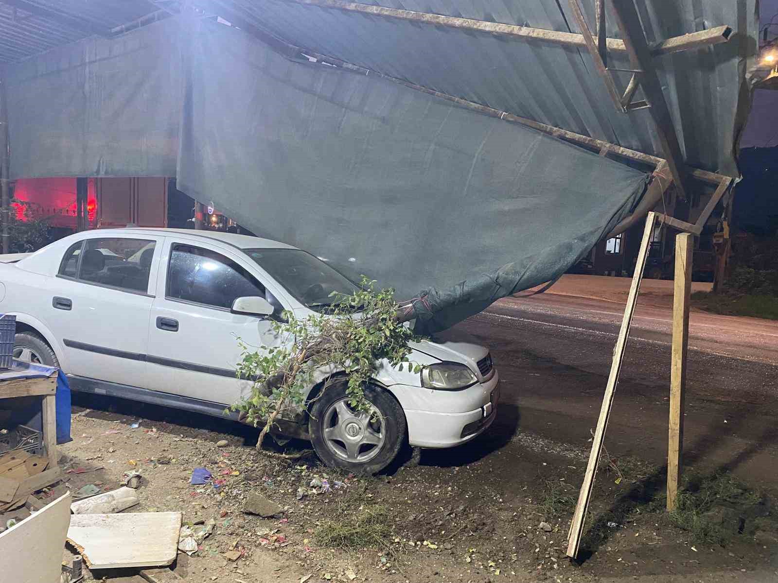 BİLECİK'İN OSMANELİ İLÇESİNDE KAMYONLA ÇARPIŞAN OTOMOBİL, YOL KENARINDAKİ KIRAATHANEYE GİRDİ.