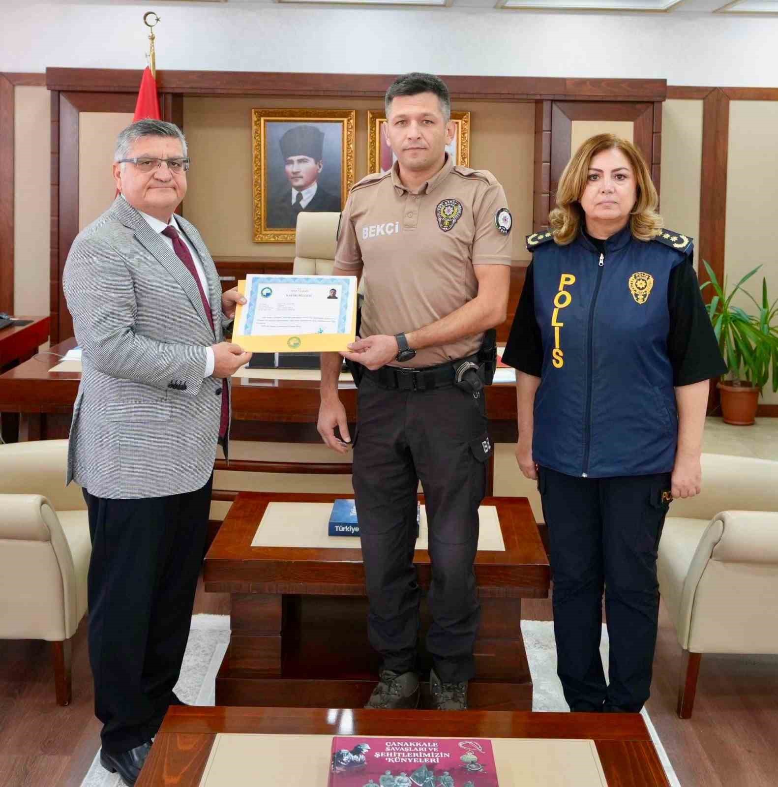 SİNOP'TA KESİNLEŞMİŞ HAPİS CEZASI BULUNAN ARANAN ŞAHISLARIN YAKALANMASINDA ÜSTÜN GAYRET GÖSTEREN MAHALLE BEKÇİLERİNE BAŞARI BELGESİ VERİLDİ.