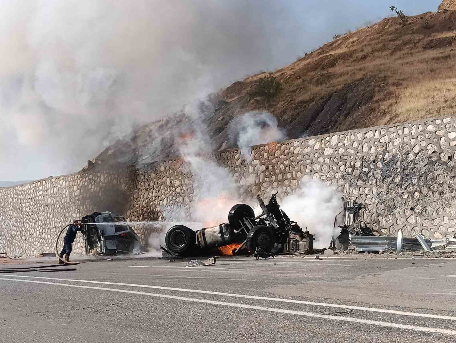 BİTLİS-DİYARBAKIR KARA YOLUNUN BAYKAN ÇIKIŞINDA MEYDANA GELEN TRAFİK KAZASINDA DUVARA ÇARPAN TIR ALEV ALDI. KISA SÜREDE YANMAYA BAŞLAYAN ARAÇ KULLANILAMAZ HALE GELİRKEN, YARALANAN SÜRÜCÜ HASTANEYE KALDIRILDI.
