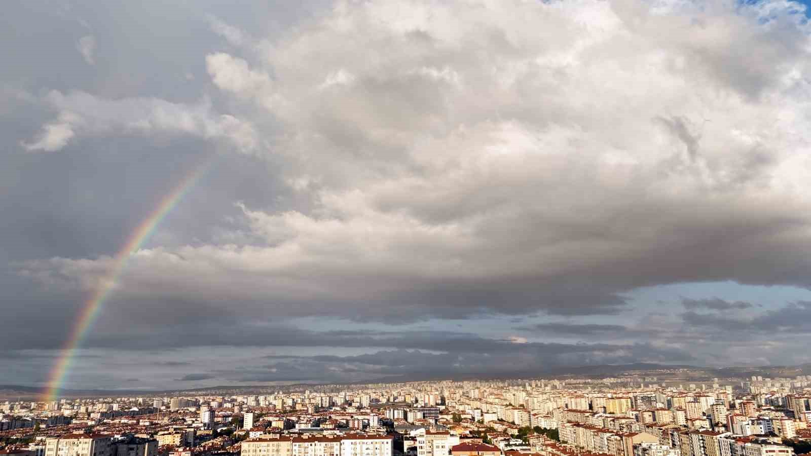 KAYSERİ'DE BELİREN GÖKKUŞAĞININ HAVADAN ÇEKİLEN GÖRÜNTÜLERİ GÜZEL GÖRÜNTÜLER OLUŞTURDU.