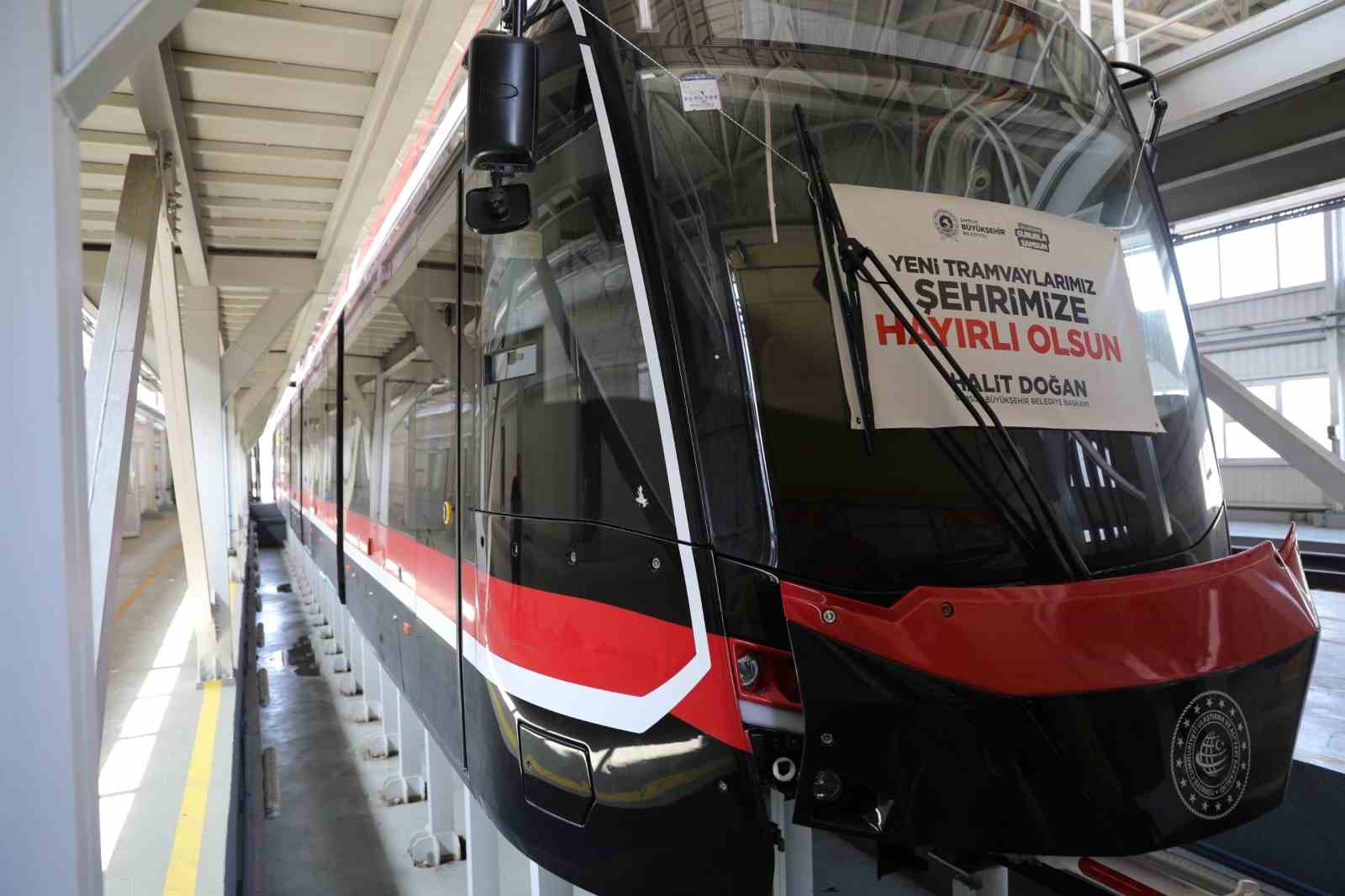 SAMSUN BÜYÜKŞEHİR BELEDİYESİ (SBB) TARAFINDAN ŞEHRE KAZANDIRILAN 12 YENİ TRAMVAYIN İKİNCİSİ DE KENTE ULAŞTI. İLK TRAMVAYIN TEST AŞAMASINDA SONA YAKLAŞILIRKEN KENTE GELEN İKİNCİ TRAMVAYIN DA MONTAJ VE TEST SÜRECİ BAŞLADI.