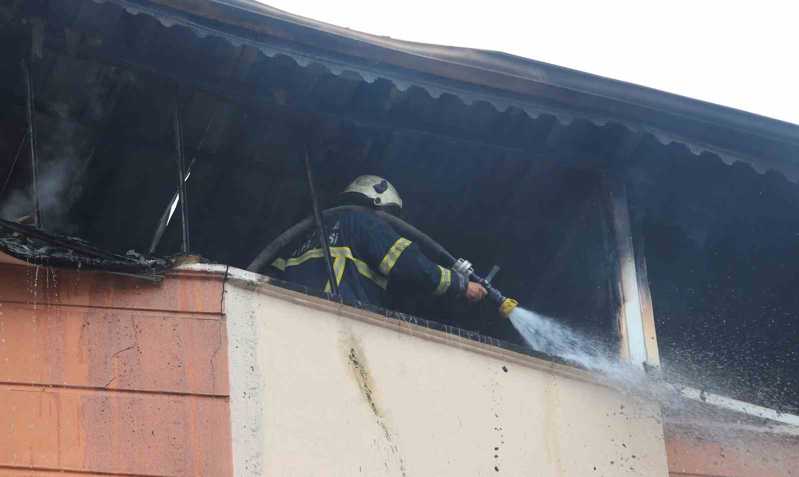 ANTALYA’DA 5 KATLI BİR APARTMANIN EN KATINDA YANGIN ÇIKTI. YANGIN NEDENİYLE DUBLEKS DAİRENİN TERAS KATI KÜLE DÖNERKEN, YANGINI ÇIKARDIĞI İDDİA EDİLEN ŞÜPHELİ BİR KADIN POLİS MERKEZİNE GÖTÜRÜLDÜ