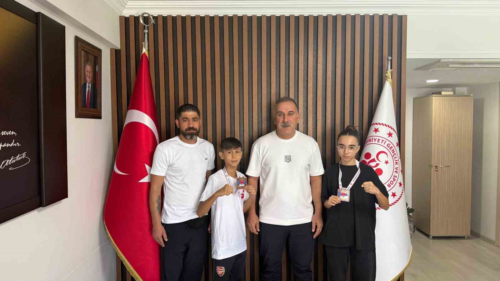 AYDINLI GENÇ BOKSÖRLER, 7-15 AĞUSTOS 2026 TARİHLERİ ARASINDA DÜZENLENEN U13 KADINLAR VE ERKEKLER TÜRKİYE BOKS ŞAMPİYONASI’NDA ÖNEMLİ BİR BAŞARIYA İMZA ATTI. ŞAMPİYONADA AYDIN’I TEMSİL EDEN SPORCULAR 2 ALTIN VE 1 BRONZ MADALYA KAZANARAK KENTE GURUR YAŞATTI.