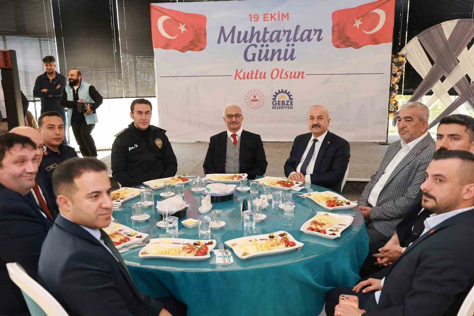 GEBZE’DE MUHTARLAR GÜNÜ DOLAYISIYLA DÜZENLENEN BULUŞMADA, İLÇEDE GÖREV YAPAN MAHALLE MUHTARLARI BİR ARAYA GELDİ. PROGRAMDA MUHTARLARIN MAHALLELERİN İHTİYAÇLARININ BELİRLENMESİ VE VATANDAŞLARIN TALEPLERİNİN KARŞILANMASINDAKİ ROLÜ VURGULANDI.