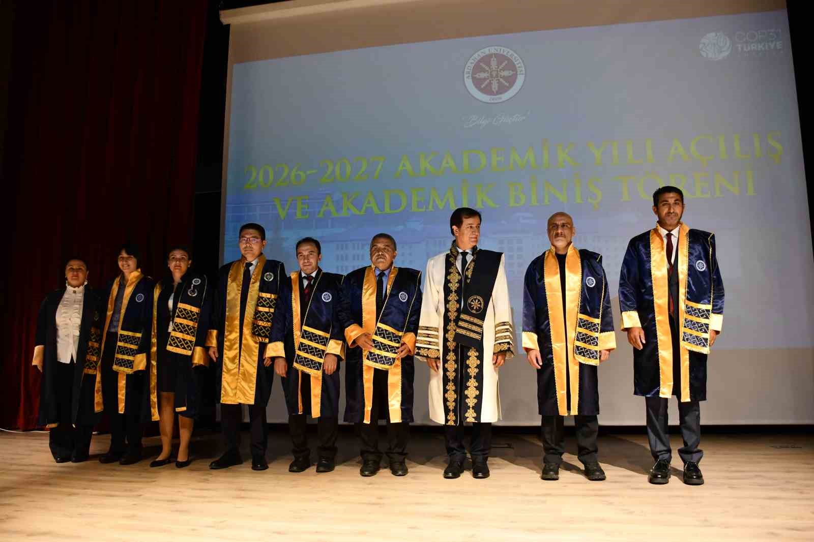 ARDAHAN ÜNİVERSİTESİ'NDE (ARÜ) 2025-2026 AKADEMİK YILI DÜZENLENEN TÖRENLE BAŞLADI. AÇILIŞ DERSİNİ ÇANAKKALE ÜNİVERSİTESİ REKTÖRÜ PROF. DR. RAMAZAN CÜNEYT ERENOĞLU, ‘TÜRKİYE YÜZYILI VE TERÖRSÜZ TÜRKİYE, AKADEMİNİN KÜRESEL VİZYONU' BAŞLIĞIYLA VERDİ.