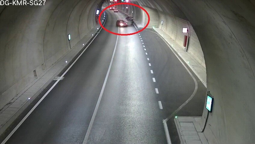 KAZANIN GÜVENLİK KAMERASI GÖRÜNTÜLERİ ORTAYA ÇIKARKEN, GÖRÜNTÜLERDE OTOMOBİLİN KENDİ ŞERİDİNDEN ÇIKARAK MOTOSİKLETE ÇARPTIĞI ANLAR SANİYE SANİYE KAYDEDİLDİ.